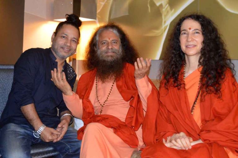 Pujya-Swamiji-with-Kailash-Kher-3
