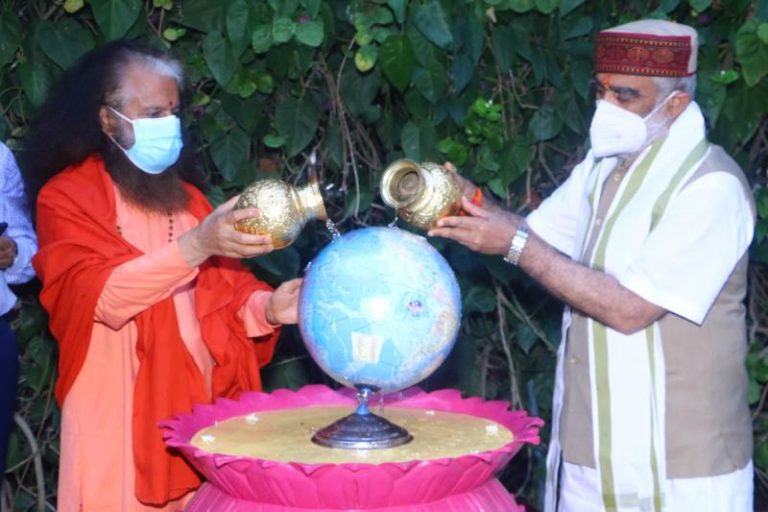 Honble-Min-of-Health-Visits-Parmarth-5