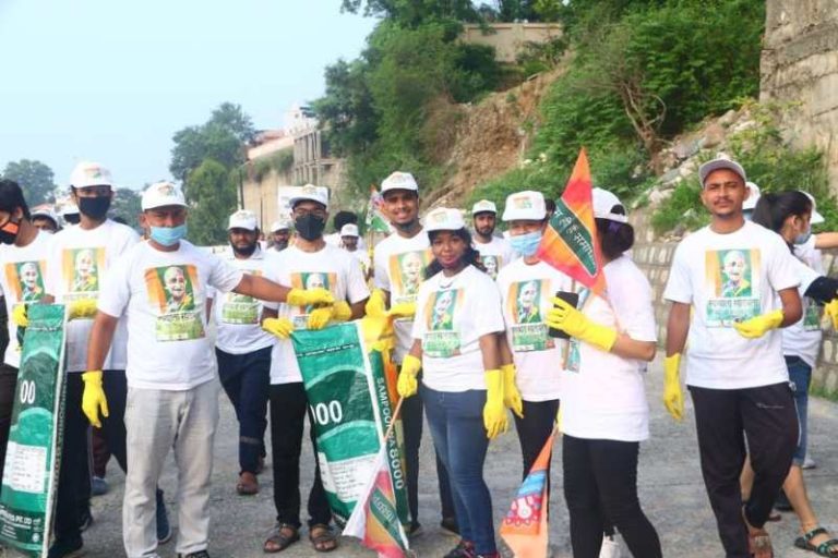Youth-Clean-up-Along-Banks-of-Ganga-17