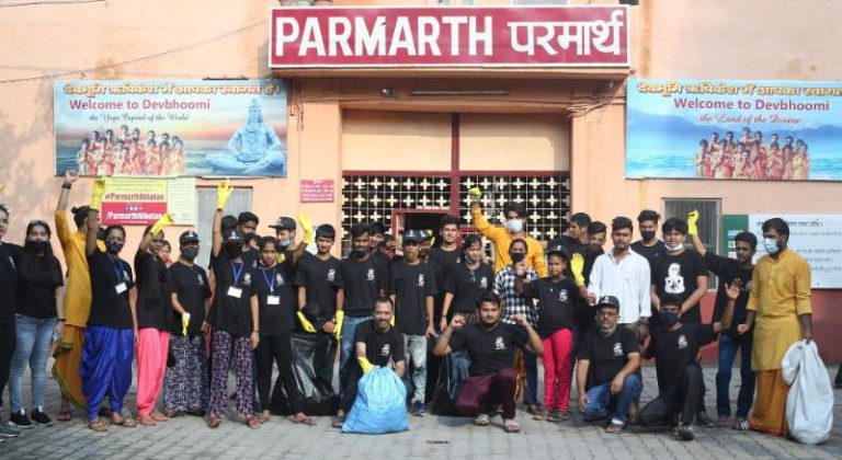 Rishikumars-of-Parmarth-and-Peer-Educators-of-the-PYA-Run-Cleanliness-Drive-in-Rajaji-National-Park-5