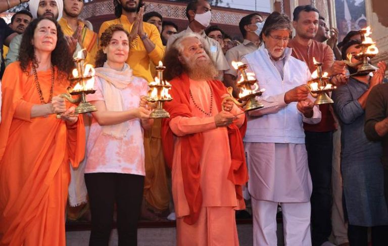 Amitabh Bachchan Ji participates in the Parmarth Ganga Aarti (8)