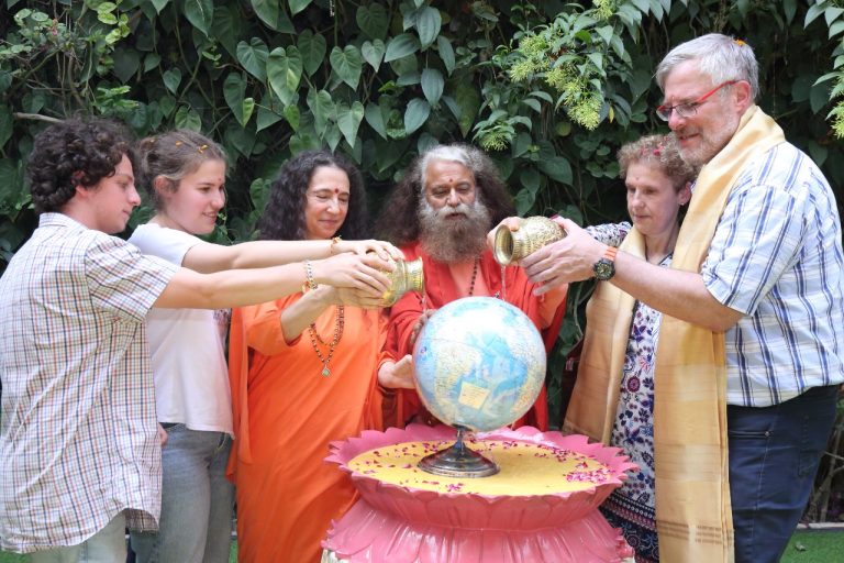 Israeli Ambassador Visits Parmarth Niketan on World Earth Day 2