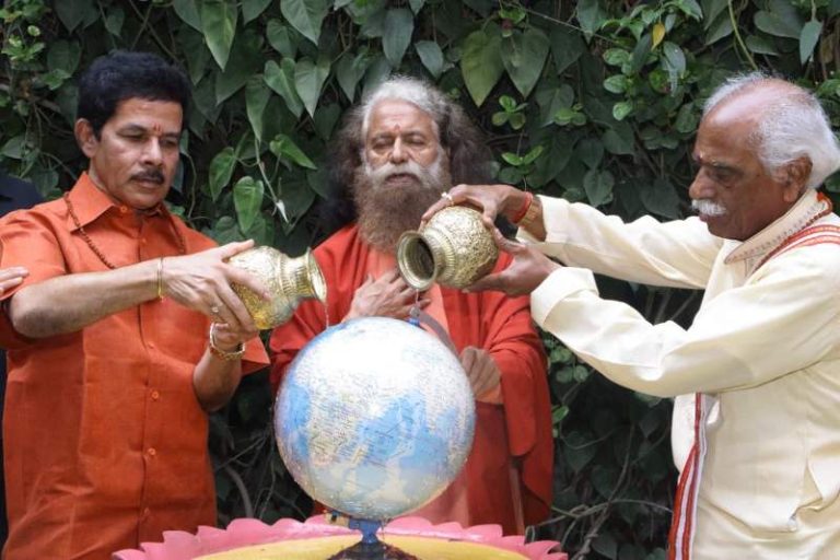Haryana's Governor Shri Bandaru Dattatreya Visits Parmarth (4)